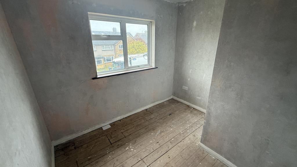 Lot: 95 - SEMI-DETACHED HOUSE FOR IMPROVEMENT - Internal image of bedroom 3